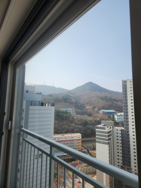 부산 연제구 연산동 입주청소, 연산롯데캐슬골드포레 신혼집 외창까지 완성한 공간 외창청소 시공 사진