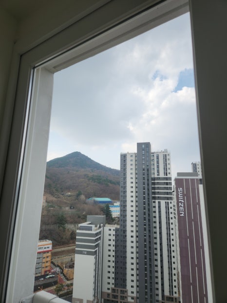 부산 연제구 연산동 입주청소, 연산롯데캐슬골드포레 신혼집 외창까지 완성한 공간 외창청소 시공 사진